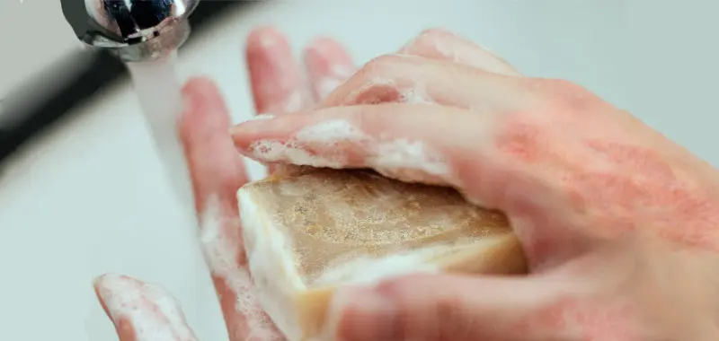laver sa peau psoriasique au savon d'Alep