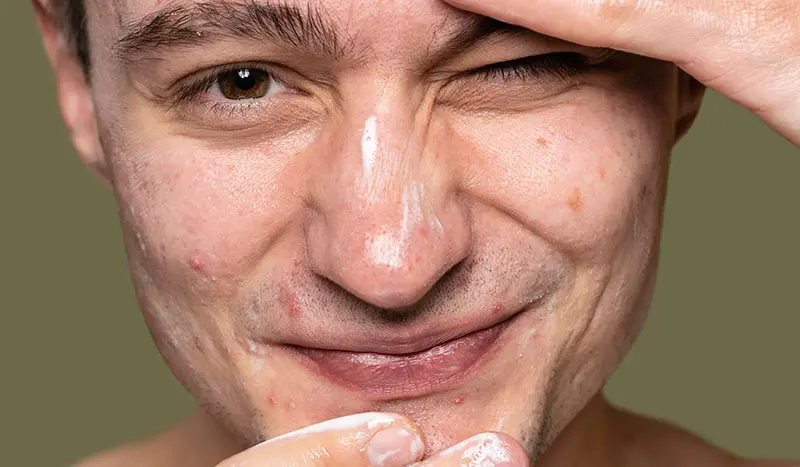 se laver le visage avec un savon pour peau grasse